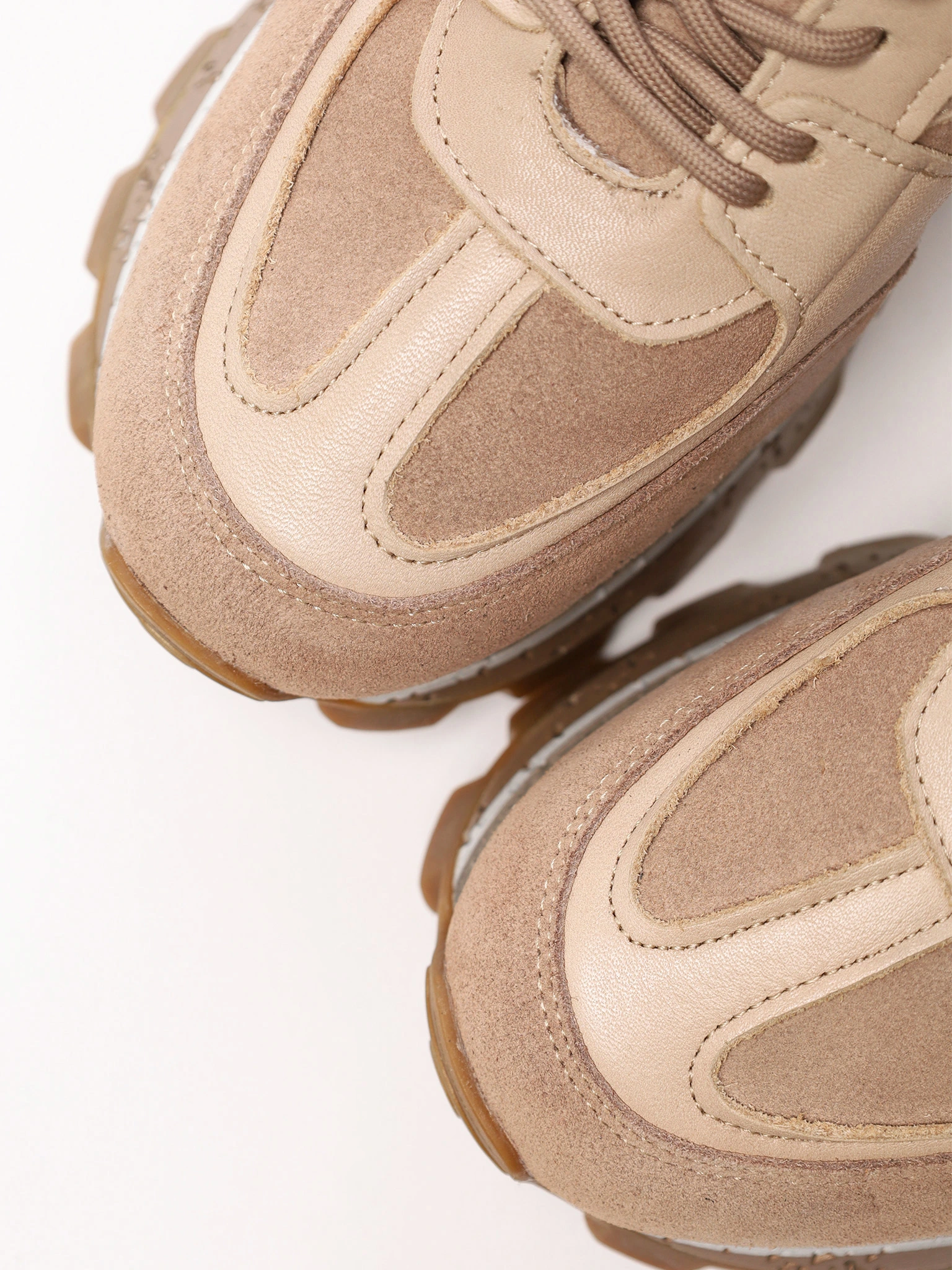 Кроссовки комбинированные бежевого цвета на рельефной подошве